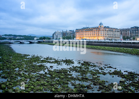 Blaue Stunde in Fluss Urumea und Maria Cristina Hotel, Donostia - San Sebastián, Baskenland Stockfoto