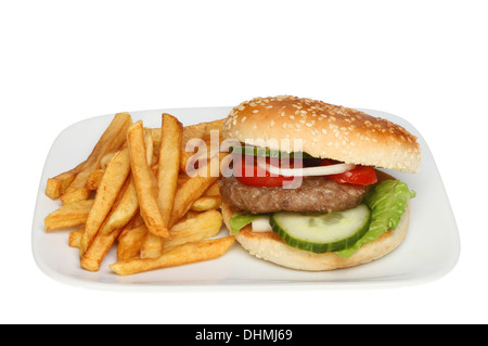 Burger und Pommes auf dem Teller isoliert gegen weiß Stockfoto