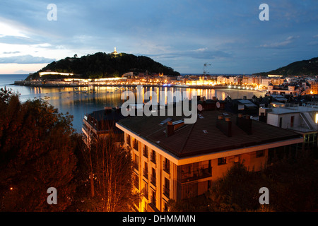 Blaue Stunde in Donostia - San Sebastián, Baskenland Stockfoto