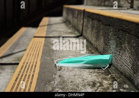 Ausrangierte Staubmaske in Hong Kong Stockfoto