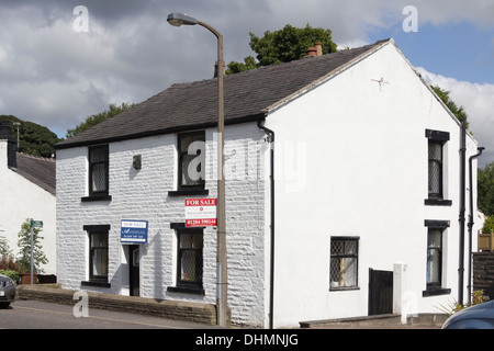 Ein weißer Stein erbaute Einfamilienhaus zu verkaufen in der Ortschaft Edgworth, Turton, Lancashire. Stockfoto