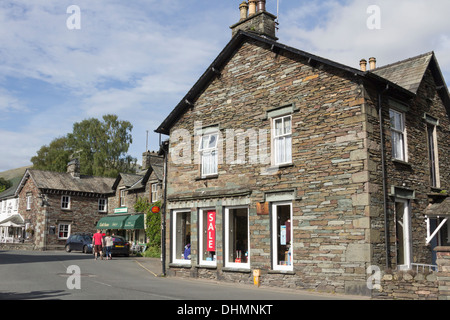 "Red Lion Square im Vordergrund dominiert von Edge of the World" outdoor-Bekleidung Shop in Grasmere, Cumbria Stockfoto