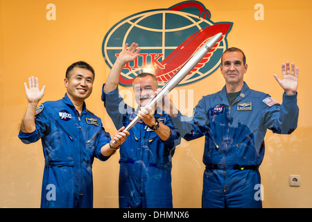 Internationale Raumstation ISS Expedition 38 Flugingenieur Koichi Wakata der Japan Aerospace Exploration Agency, links, Sojus-Kommandant Mikhail Tyurin von Roskosmos und Flugingenieur Rick Mastracchio der NASA, Recht, Lächeln, als sie eine olympische Fackel halten, die mit ihnen im Rahmen einer Pressekonferenz auf der internationalen Raumstation geflogen wird vor dem Start 6. November 2013 am Weltraumbahnhof Baikonur Kasachstan. Tyurin, Mastracchio, und Wakata verbringen die nächsten sechs Monate an Bord der internationalen Raumstation ISS. Stockfoto