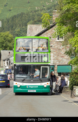 Windermere nach Grasmere 599 Service oben offenen Stagecoach Bus gestoppt auf Broadgate, Grasmere, Cumbria im englischen Lake District. Stockfoto