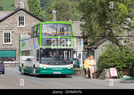 Windermere nach Grasmere 599 Service oben offenen Stagecoach Bus gestoppt auf Broadgate, Grasmere, Cumbria im englischen Lake District. Stockfoto