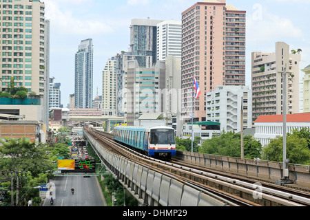 Sky Train Eisenbahn in Bangkok mit Geschäftshaus Stockfoto