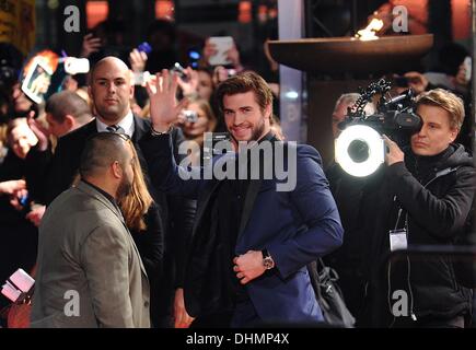 Berlin, Deutschland. 12. November 2013. Australischer Schauspieler Liam Hemsworth Wellen wie er bei der deutschen Premiere von dem Film "The Hunger Games - Catching Fire" in Berlin, Deutschland, 12. November 2013 ankommt. Foto: Paul Zinken/Dpa - NO-Draht-SERVICE-/ Dpa/Alamy Live News Stockfoto