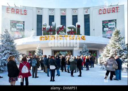 London, UK - 13. November 2013: Besucher außerhalb Earls Court am Eröffnungstag des Kredits Ideal Home Show Weihnachten 2013: Piero Cruciatti/Alamy Live News Stockfoto