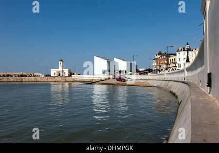 Blick auf das Droit-Haus und die Turner Contemporary, Suche entlang der neuen Meer Wehrmauer entlang der Parade, Margate. Stockfoto