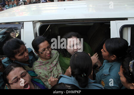 Dhaka, Bangladesch. 13. November 2013. . Ordnungshüter drei Gesetzgeber Shammi Cevdet, Rasheda Begum Hira und Nilufar Chowdhury Moni der Bangladesh Nationalist Party (BNP) Vor der Nayapaltan Hauptquartier der Partei während eines landesweiten Streik am 13. November 2013 genannt, die von der Opposition Bangladesh Nationalist Party (BNP) in Dhaka. Stockfoto