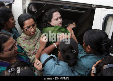 Dhaka, Bangladesch. 13. November 2013. . Ordnungshüter drei Gesetzgeber Shammi Cevdet, Rasheda Begum Hira und Nilufar Chowdhury Moni der Bangladesh Nationalist Party (BNP) Vor der Nayapaltan Hauptquartier der Partei während eines landesweiten Streik am 13. November 2013 genannt, die von der Opposition Bangladesh Nationalist Party (BNP) in Dhaka. Stockfoto