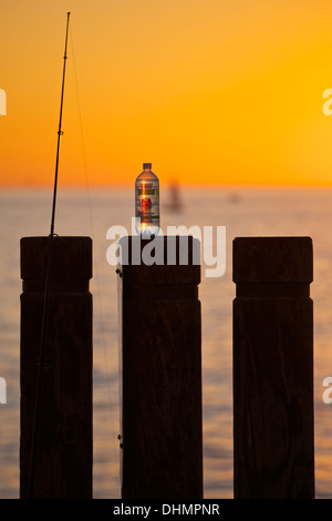 Flasche Wasser in den Sonnenuntergang, Redondo Pier, Kalifornien Stockfoto