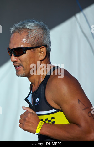 Runner dem Zieleinlauf, Hermosa Beach Triathlon. 2013 Stockfoto