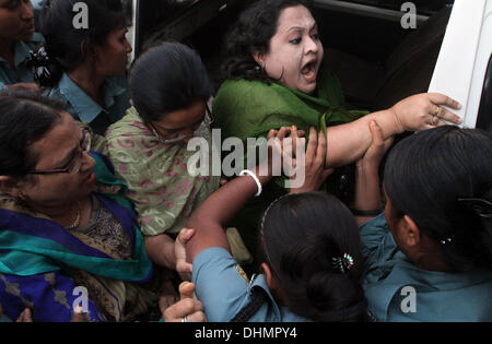 Dhaka, Bangladesch. 13. November 2013. . Ordnungshüter drei Gesetzgeber Shammi Cevdet, Rasheda Begum Hira und Nilufar Chowdhury Moni der Bangladesh Nationalist Party (BNP) Vor der Nayapaltan Hauptquartier der Partei während eines landesweiten Streik am 13. November 2013 genannt, die von der Opposition Bangladesh Nationalist Party (BNP) in Dhaka. Stockfoto