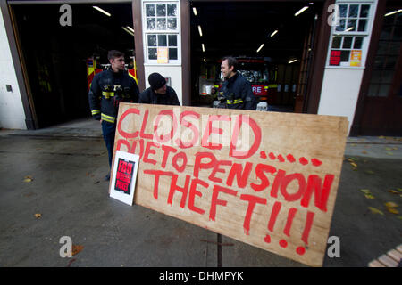 Euston London, UK. 13. November 2013. Feuerwehrleute und Mitglieder der Feuerwehr Union inszenieren einen Spaziergang aus Protest vor dem Feuerwehrhaus über die laufende Zeile Streit mit der Regierung über Renten und vorgeschlagene Erhöhung Rentenalter Credit: Amer Ghazzal/Alamy Live-Nachrichten Stockfoto