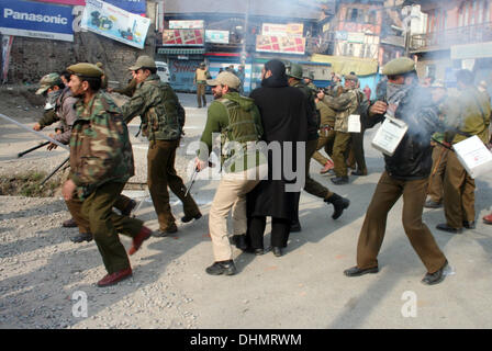 Srinagar, indisch verwalteten Kaschmir 13. November 2013. Eine indische Polizisten Feuer Tränengas Granaten in Richtung Kaschmir muslimische schiitischen Trauergemeinde während einer Muharram religiöse Prozession in Srinagar, der Sommerhauptstadt des indischen verabreicht, Kaschmir, Indien. Hunderte schiitischer Muslim Trauernden wurden von der indischen Polizei festgenommen, als sie an der Prozession teilnehmen wollten. Bildnachweis: Tom Nazir Kabli/Alamy Live-Nachrichten Stockfoto