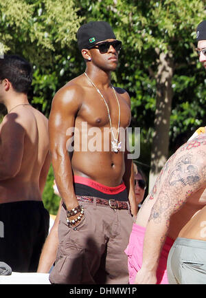 Oriste Williams von JLS der JLS Jungs hängen am Pool bei der Zugabe, in Las Vegas, Nevada, auf der ersten Etappe der Band Mitglied Marvin Humes Junggesellenabschied. Las Vegas, Nevada - 03.05.12 Stockfoto