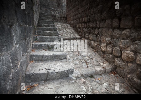 Alte Steintreppe steigt auf der Straße der Stadt Perast, Montenegro Stockfoto