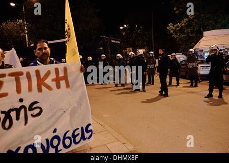 Thessaloniki, Griechenland. 12. November 2013. Ein Immigrant marschierenden Wile blockiert die Polizei die Straße um die Demonstranten vom Erreichen der Büros des Golden Dawn zu stoppen. Anti-rassistischen Organisationen und Mitglieder der Gewerkschaft demonstrierten in Thessaloniki fordern die Schließung des Golden Dawn rechtsextreme Parteibüros in jeder Stadt in Griechenland. Die Demonstranten marschierten und versuchte den Golden Dawn-Büros zu erreichen. Foto: Giannis Papanikos/NurPhoto © Giannis Papanikos/NurPhoto/ZUMAPRESS.com/Alamy Live-Nachrichten Stockfoto