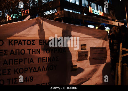 Thessaloniki, Griechenland. 12. November 2013. Ein Demonstrant hält einen Banner während des Marsches. Anti-rassistischen Organisationen und Mitglieder der Gewerkschaft demonstrierten in Thessaloniki fordern die Schließung des Golden Dawn rechtsextreme Parteibüros in jeder Stadt in Griechenland. Die Demonstranten marschierten und versuchte den Golden Dawn-Büros zu erreichen. Foto: Giannis Papanikos/NurPhoto © Giannis Papanikos/NurPhoto/ZUMAPRESS.com/Alamy Live-Nachrichten Stockfoto