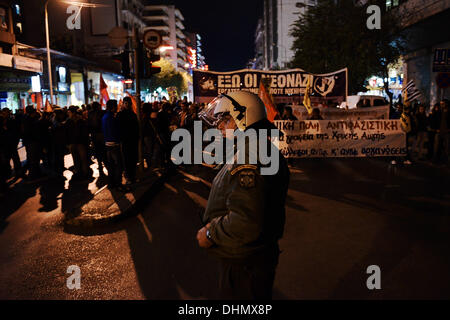 Thessaloniki, Griechenland. 12. November 2013. Die Polizei sperrt die Straße um die Demonstranten vom Erreichen der Büros des Golden Dawn zu stoppen. Anti-rassistischen Organisationen und Mitglieder der Gewerkschaft demonstrierten in Thessaloniki fordern die Schließung des Golden Dawn rechtsextreme Parteibüros in jeder Stadt in Griechenland. Die Demonstranten marschierten und versuchte den Golden Dawn-Büros zu erreichen. Foto: Giannis Papanikos/NurPhoto © Giannis Papanikos/NurPhoto/ZUMAPRESS.com/Alamy Live-Nachrichten Stockfoto