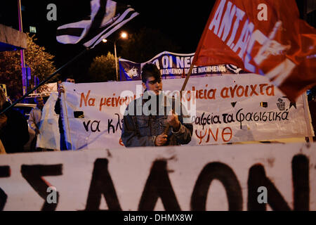 Thessaloniki, Griechenland. 12. November 2013. Ein Demonstrant hält eine Fahne einer Antirassismus Organisation während des Marsches. Anti-rassistischen Organisationen und Mitglieder der Gewerkschaft demonstrierten in Thessaloniki fordern die Schließung des Golden Dawn rechtsextreme Parteibüros in jeder Stadt in Griechenland. Die Demonstranten marschierten und versuchte den Golden Dawn-Büros zu erreichen. Foto: Giannis Papanikos/NurPhoto © Giannis Papanikos/NurPhoto/ZUMAPRESS.com/Alamy Live-Nachrichten Stockfoto