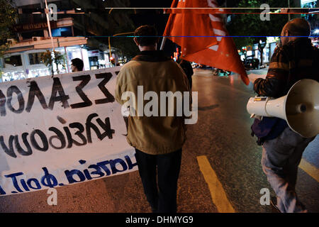 Thessaloniki, Griechenland. 12. November 2013. Demonstranten marschieren im Zentrum von Thessaloniki. Anti-rassistischen Organisationen und Mitglieder der Gewerkschaft demonstrierten in Thessaloniki fordern die Schließung des Golden Dawn rechtsextreme Parteibüros in jeder Stadt in Griechenland. Die Demonstranten marschierten und versuchte den Golden Dawn-Büros zu erreichen. Foto: Giannis Papanikos/NurPhoto © Giannis Papanikos/NurPhoto/ZUMAPRESS.com/Alamy Live-Nachrichten Stockfoto