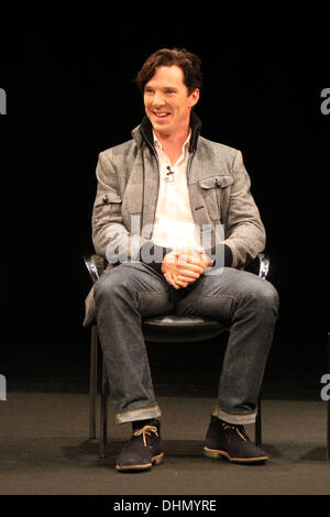 Benedict Cumberbatch besucht das spezielle Vorschau Screening von Meisterwerk/PBS Sherlock - Serie 2: A Skandal in Belgravia mit Q&A und Autographen-Rezeption in der Florence Gould Hall in New York City. Stockfoto