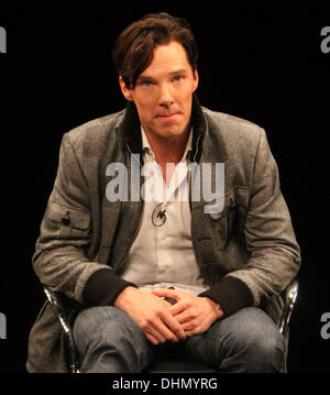 Benedict Cumberbatch besucht das spezielle Vorschau Screening von Meisterwerk/PBS Sherlock - Serie 2: A Skandal in Belgravia mit Q&A und Autographen-Rezeption in der Florence Gould Hall in New York City. Stockfoto