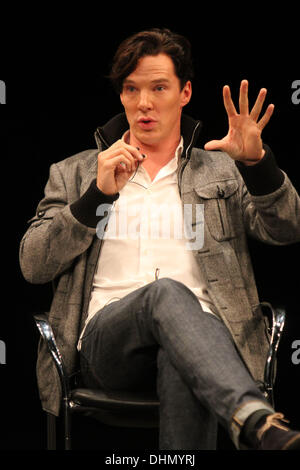 Benedict Cumberbatch besucht das spezielle Vorschau Screening von Meisterwerk/PBS Sherlock - Serie 2: A Skandal in Belgravia mit Q&A und Autographen-Rezeption in der Florence Gould Hall in New York City. Stockfoto