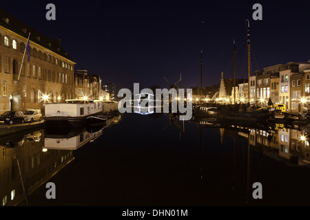 Gebäude-Boote und Brücke nachts beleuchtet und spiegelt sich in den Leiden Galgewater, Stockfoto