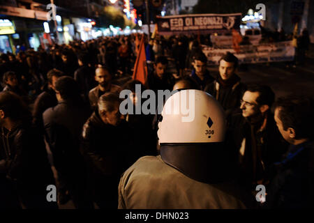 Thessaloniki, Griechenland. 12. November 2013. Die Polizei sperrt die Straße um die Demonstranten vom Erreichen der Büros des Golden Dawn zu stoppen. Anti-rassistischen Organisationen und Mitglieder der Gewerkschaft demonstrierten in Thessaloniki fordern die Schließung des Golden Dawn rechtsextreme Parteibüros in jeder Stadt in Griechenland. Die Demonstranten marschierten und versuchte den Golden Dawn-Büros zu erreichen. Foto: Giannis Papanikos/NurPhoto © Giannis Papanikos/NurPhoto/ZUMAPRESS.com/Alamy Live-Nachrichten Stockfoto