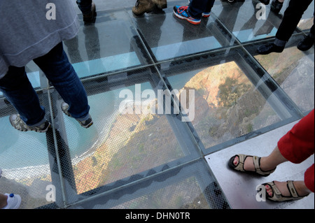 Madeira-Portugal.Tourists stehen auf dem Glasboden Aussichtsplattform am Cabo Girao eine der höchsten Klippen Europas Stockfoto