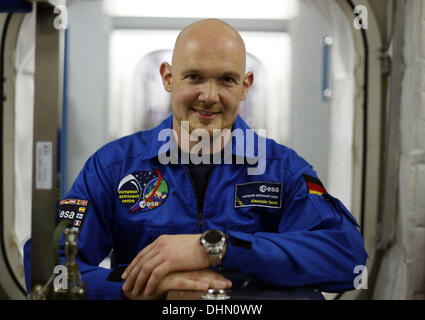 Köln, Deutschland. 12. November 2013. Astronaut der Europäischen Space Agency (ESA), Alexander Gerst, sitzt in einem Trainng Modul für die internationale Raumstation (ISS) in Köln, Deutschland, 12. November 2013. Gerst wird im Mai 2014 zur ISS fliegen. Foto: Oliver Berg/Dpa/Alamy Live News Stockfoto