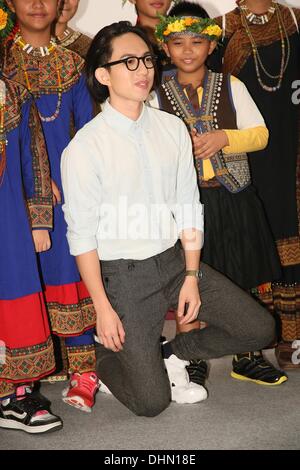 Sängerin Yoga Lin besucht Taipei International Art Exhibition in Taipei, Taiwan am Samstag November 9,2013. Stockfoto