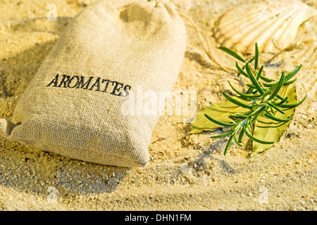 Kräuter der Provence an einem Strand Stockfoto