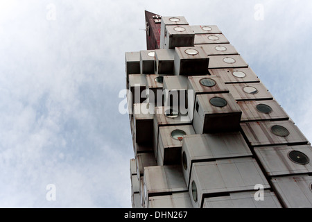 Nakagin Capsule Tower in Shimbashi, Tokio, Japan. Entworfen vom Architekten Kisho Kurokawa Stockfoto