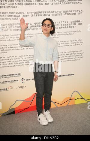 Sängerin Yoga Lin besucht Taipei International Art Exhibition in Taipei, Taiwan am Samstag November 9,2013. Stockfoto