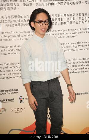 Sängerin Yoga Lin besucht Taipei International Art Exhibition in Taipei, Taiwan am Samstag November 9,2013. Stockfoto