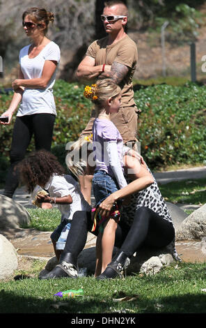 Heidi Klum hilft ihrer Tochter Leni Samuel in Badekleidung auf einen Familienausflug im Coldwater Canyon Park Los Angeles, Kalifornien - 06.05.12 Stockfoto