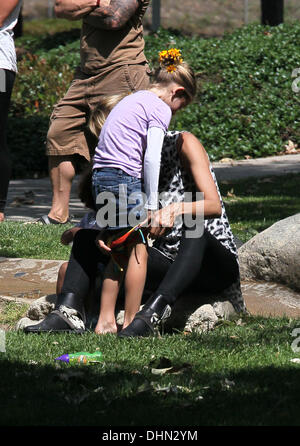 Heidi Klum hilft ihrer Tochter Leni Samuel in Badekleidung auf einen Familienausflug im Coldwater Canyon Park Los Angeles, Kalifornien - 06.05.12 Stockfoto