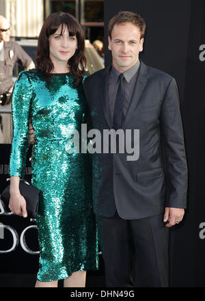 Michele Hicks und Jonny Lee Miller "Dark Shadows" Premiere bei Graumans Chinese Theatre Hollywood, Kalifornien - 07.05.12 Stockfoto