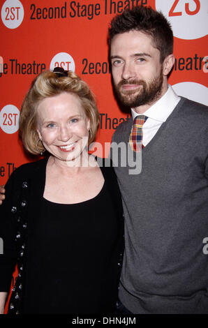 Debra Jo Rupp und Topher Grace Opening Night after-Party von der Off-Broadway spielen "Einsam, ich bin nicht" an der zweiten Bühne Theater New York City, USA - 07.05.12 Stockfoto