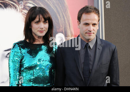 Michele Hicks und Jonny Lee Miller "Dark Shadows" Premiere bei Graumans Chinese Theatre Hollywood, Kalifornien - 05.07.12 Stockfoto