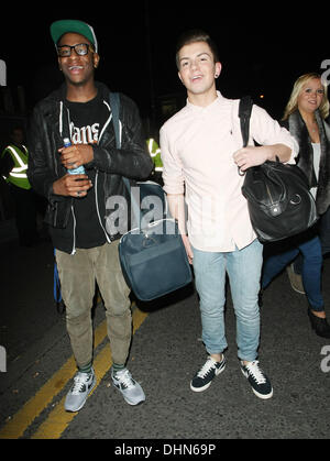 Té Eugene und Sonny Jay der liebenswerte Schurken Promis verlassen die "Britain es Got Talent" Studios nach London, England - 08.05.12 live show Stockfoto