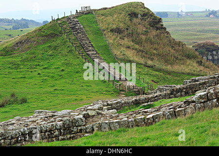 Der Hadrianswall und Milecastle 42 Cawfield Steinbruch, Northumberland Stockfoto