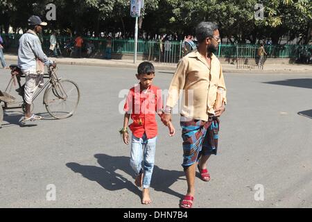 Dhaka, Bangladesch. 13. November 2013. 13. November 2013 Dhaka Bangladesch '' "ein Bangladeshi Vater mit seinen Kindern überqueren Sie die Straße während des letzten Tages des 84-Stunden lange landesweite Streiks durch die 18-Partei von der Bangladesh Nationalist Party (BNP)-Allianz in Dhaka, Bangladesch, 13. November 2013 durchgesetzt. Die BNP bezeichnet den Streik um ihre Nachfrage nach nicht-Parteien-Regierung bei der kommenden Nationalratswahl und Protest gegen die Verhaftung von ihren fünf Top-Führungskräfte zu drücken. © Monirul Alam Credit: Monirul Alam/ZUMAPRESS.com/Alamy Live-Nachrichten Stockfoto