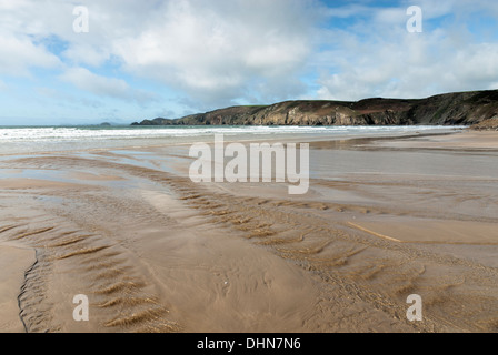 Verlassene Newgale Sands Beach mit Süßwasser Strom Wasser fließt ins Meer und Klippen und Surf im Hintergrund. Stockfoto