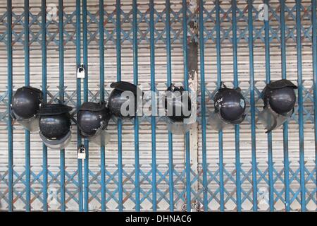 Dhaka, Bangladesch. 13. November 2013. 13. November 2013 Dhaka Bangladesch '' "Helme der Polizei gelten vor ein Closed Shop während des letzten Tages des 84-Stunden lange landesweite Streiks durchgesetzt von der 18-Partei unter der Leitung von Bangladesh Nationalist Party (BNP) Allianz in Dhaka, Bangladesch, 13. November 2013 gehängt. Die BNP bezeichnet den Streik um ihre Nachfrage nach nicht-Parteien-Regierung bei der kommenden Nationalratswahl und Protest gegen die Verhaftung von ihren fünf Top-Führungskräfte zu drücken. © Monirul Alam Credit: Monirul Alam/ZUMAPRESS.com/Alamy Live-Nachrichten Stockfoto