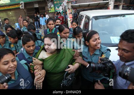 Dhaka, Bangladesch. 13. November 2013. 13. November 2013 Dhaka Bangladesch '' "Frauen Polizei verhaften einen Widerstand Mitglied des Parlaments vor der Partei Büro, während des letzten Tages des 84-Stunden lange landesweite Streiks durch die 18-Partei von der Bangladesh Nationalist Party (BNP)-Allianz in Dhaka, Bangladesch, 13. November 2013 durchgesetzt. Die BNP bezeichnet den Streik um ihre Nachfrage nach nicht-Parteien-Regierung bei der kommenden Nationalratswahl und Protest gegen die Verhaftung von ihren fünf Top-Führungskräfte zu drücken. © Monirul Alam Credit: Monirul Alam/ZUMAPRESS.com/Alamy Live-Nachrichten Stockfoto